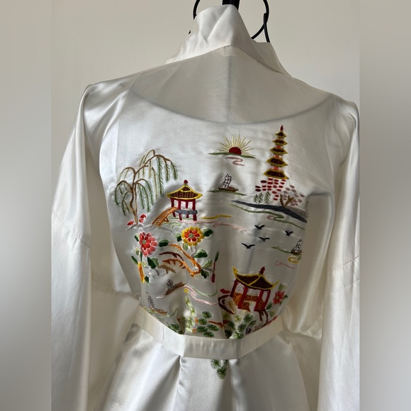 Traditional Chinese Silk Embroidered Robe - Picture 4 of 5